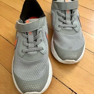 ❤️ Nike Revolution Velcro Sneakers